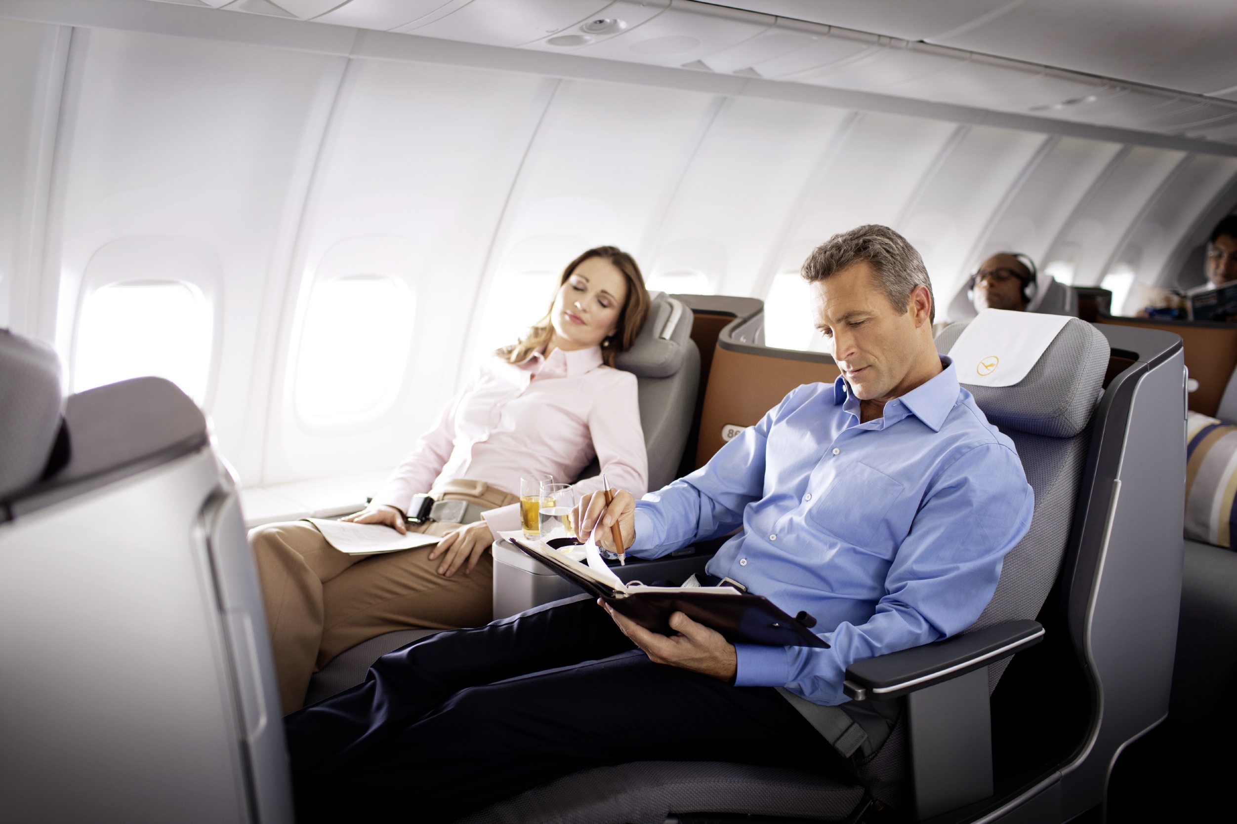 Самолет на 2 человека. Мужчина и женщина в самолете. Бизнес класс в самолете. Бизнесмен в самолете. Полет бизнес классом.