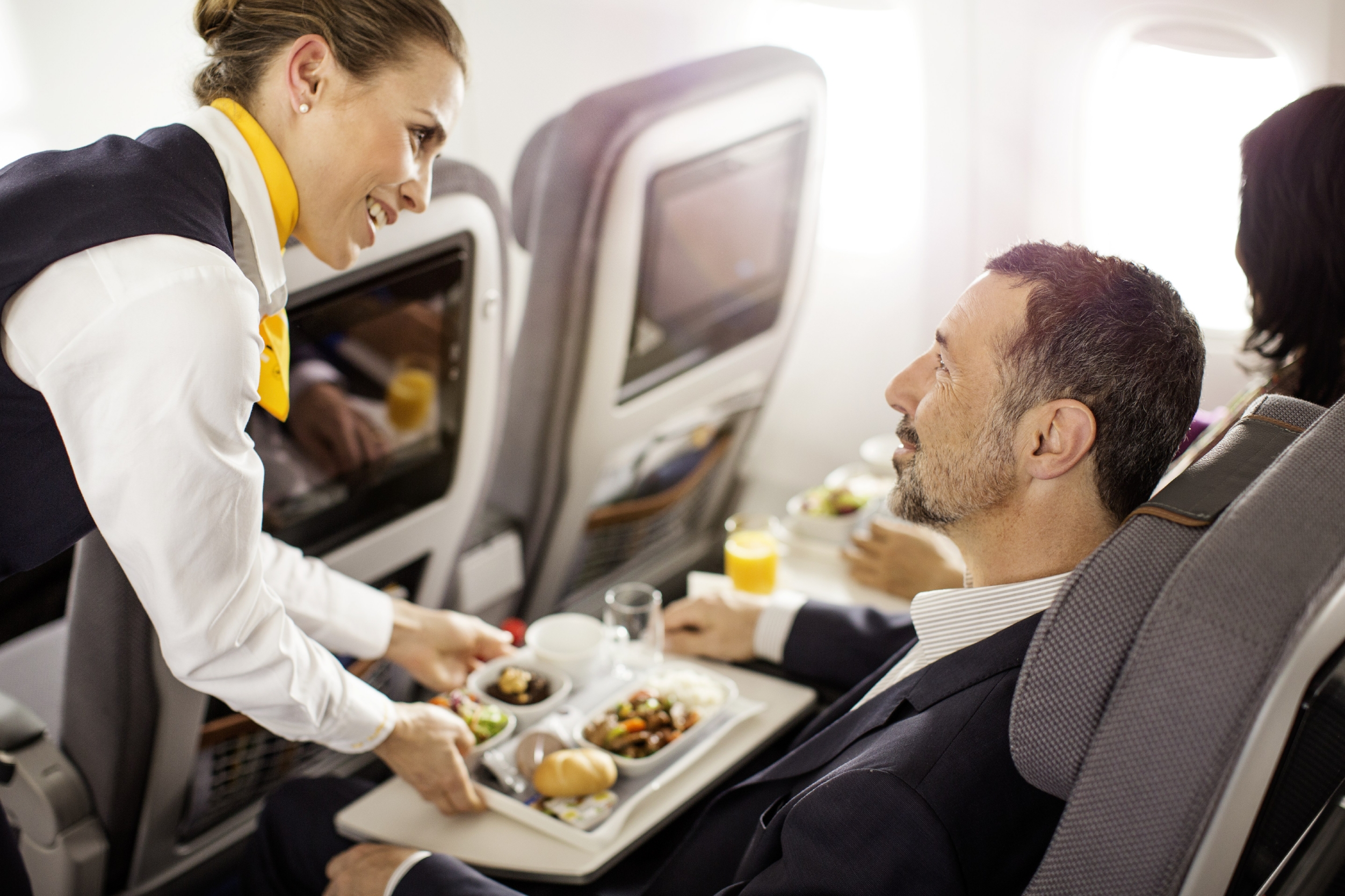 Люди на борту самолета. Еда на борту самолета. Стюардесса с едой. Пассажиры на борту самолета. Самолет с пассажиром.