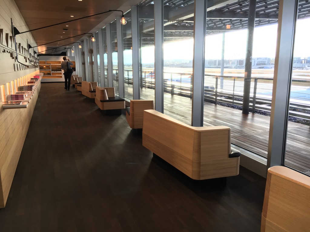 SWISS Senator Lounge Zürich Dock E - Gang mit Sitzgelegenheiten