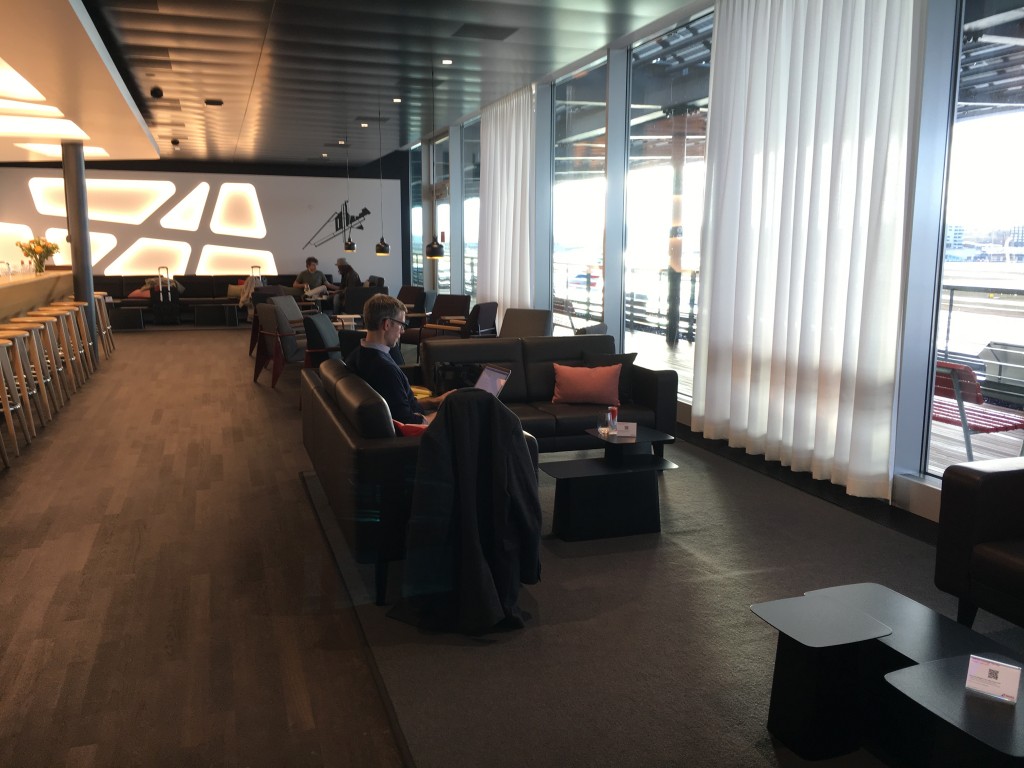 SWISS Senator Lounge Zürich Dock E - Sitzbereich bei der Bar