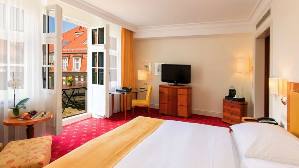 Hotel-F--rstenhof-Leipzig---Schlafbereich-Exekutive-Zimmer-mit-Balkon