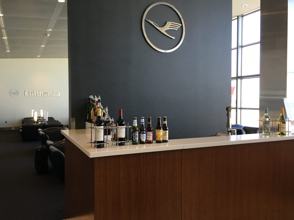 Lufthansa Senator Lounge IAD-Bar