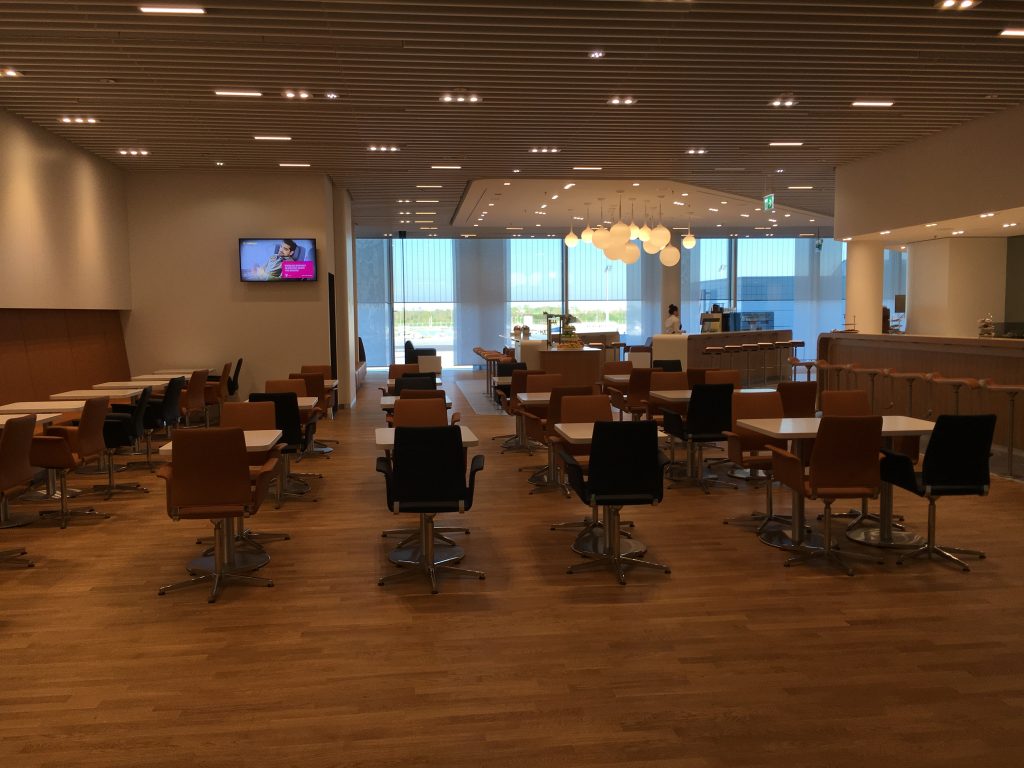 Lufthansa Senator Lounge München Satellit Schengen Bistro Bereich