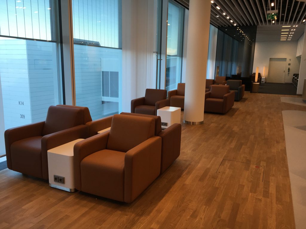 Lufthansa Senator Lounge München Satellit Schengen Sessel