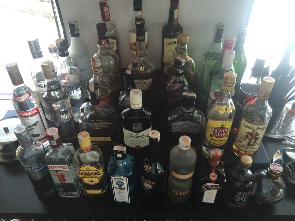 Turkish Airlines CIP Lounge - Auswahl alkoholischer Getränke
