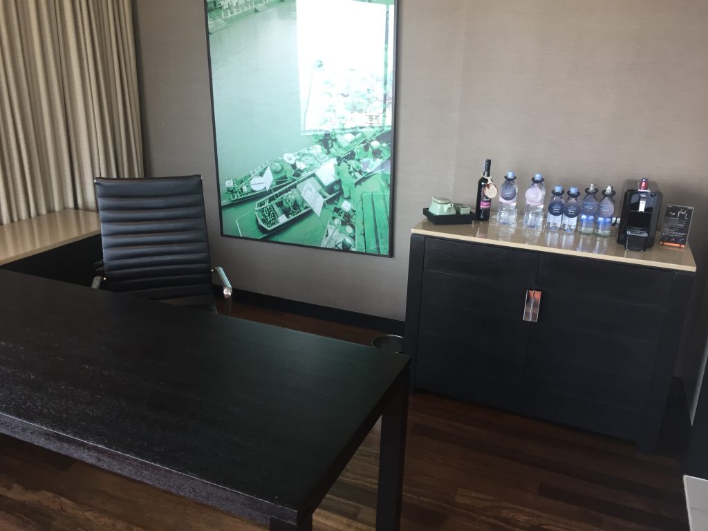 Millennium Hilton Bangkok - Panorama Suite Arbeitsecke