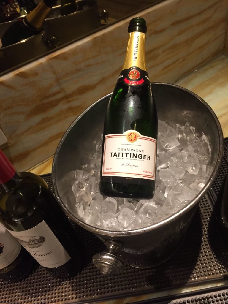 Singapore Airlines Silverkris Lounge Singapore Champagner