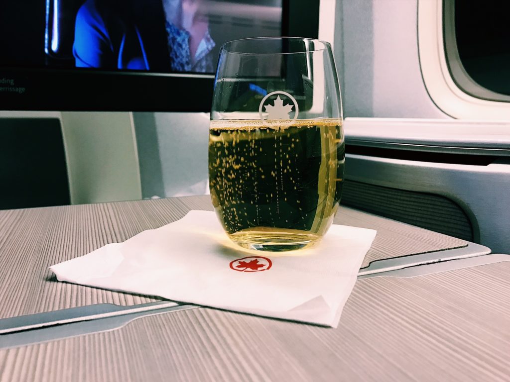 Air Canada Boeing 777 Business Class Champagner