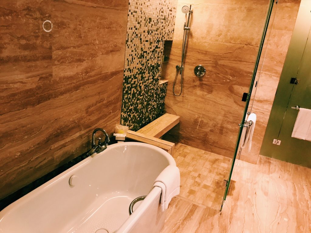 Badezimmer der Junior Suite im Westin Doha Hotel & Spa