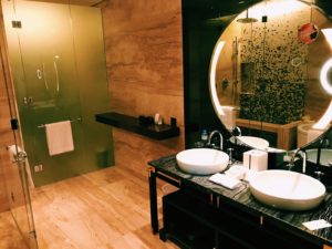 Badezimmer der Junior Suite im Westin Doha Hotel & Spa