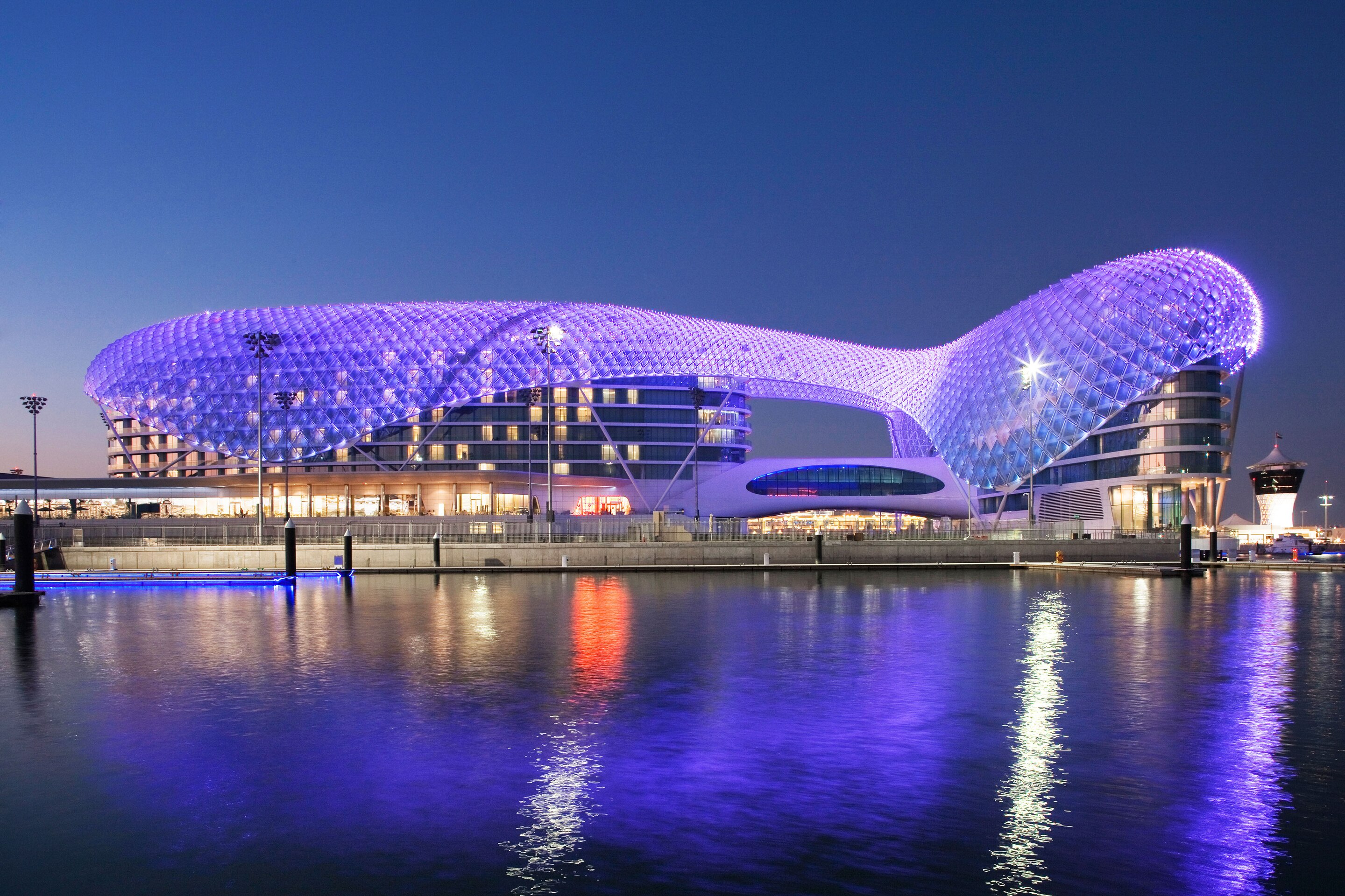 W Abu Dhabi – Yas Island eröffnet als einziges Hotel der Welt an einer