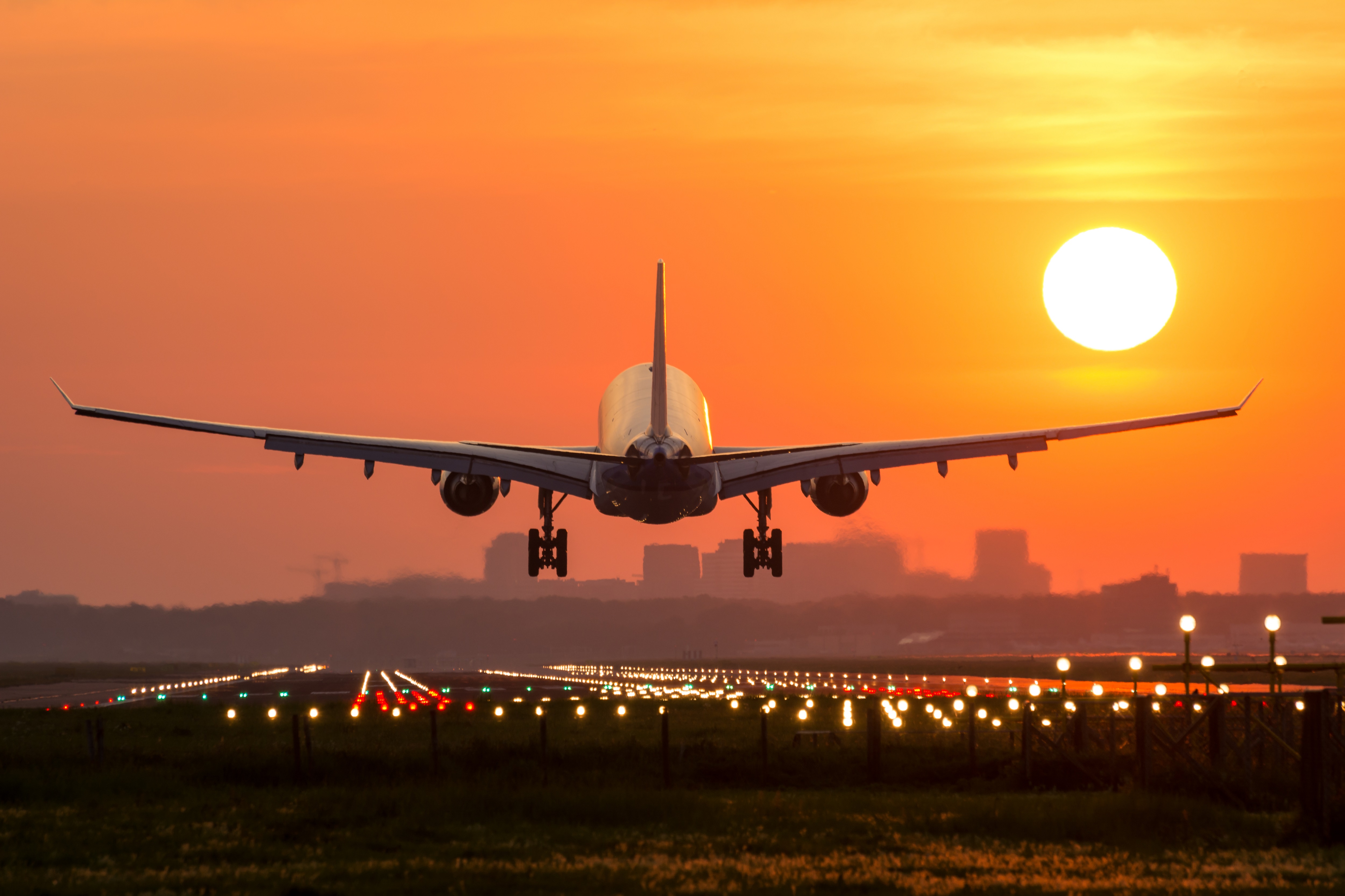 Take off. Самолет на закате. Самолет взлетает. Самолет на рассвете. Улетающий самолет.