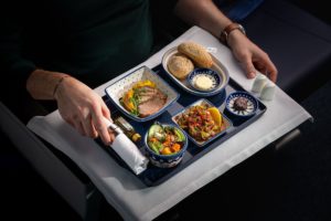 LOT Business Class Mahlzeit serviert in handgefertigter Bolesławiec Keramik
