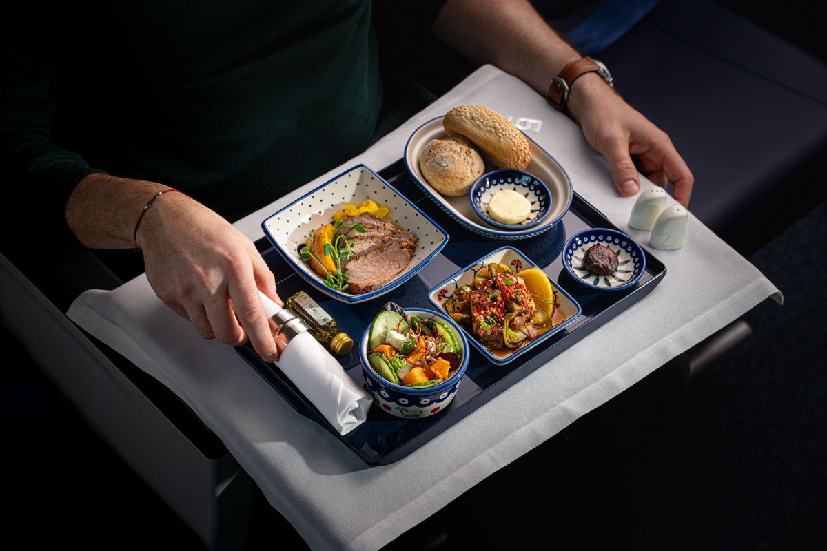 LOT Business Class Mahlzeit serviert in handgefertigter Bolesławiec Keramik