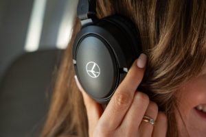 LOT Polish Airlines neue Over-Ear-Kopfhörer Premium Economy Class